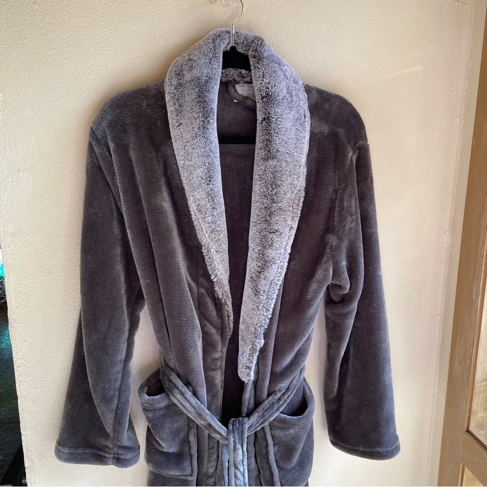 Women's Plush Fleece Shawl Collar Robe. Below Knee Length. Grey. One Size - Picture 8 of 9